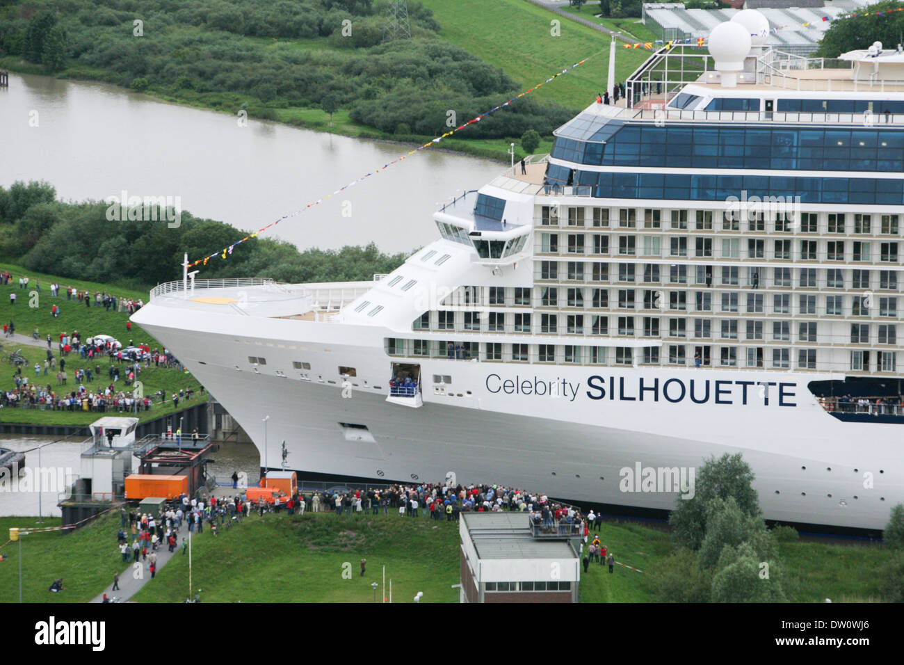 Kreuzfahrtschiff, die Celebrity Silhouette verlässt die Werft in Papenburg, wo sie entstand und nach hinten zum Meer geschwommen ist. Stockfoto