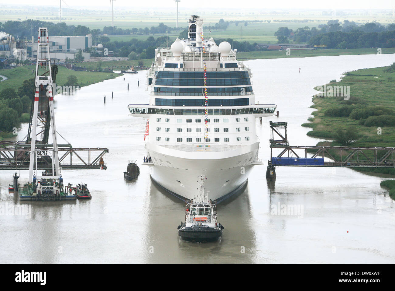 Kreuzfahrtschiff, die Celebrity Silhouette verlässt die Werft in Papenburg, wo sie entstand und nach hinten zum Meer geschwommen ist. Stockfoto