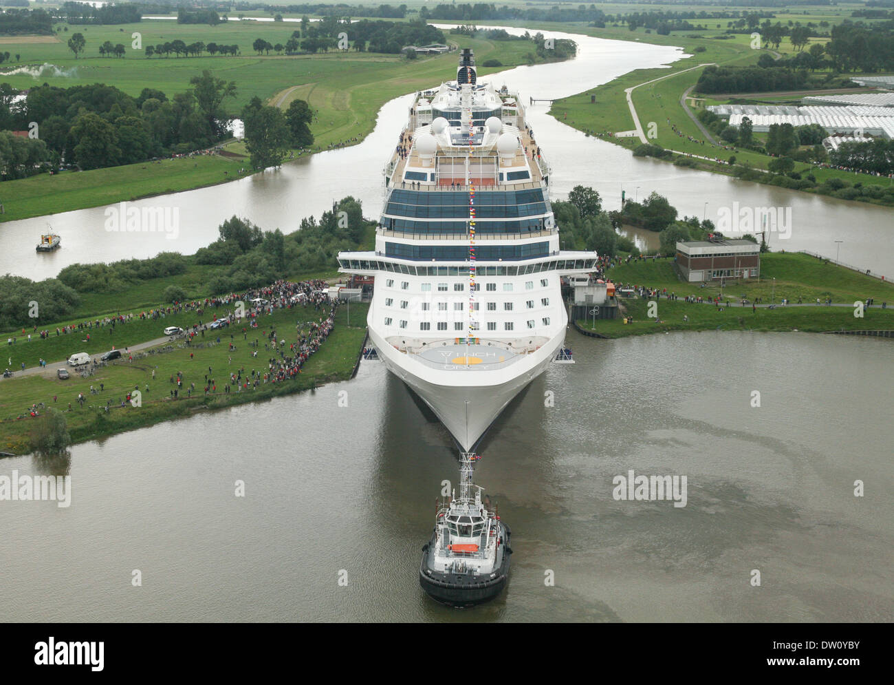 Kreuzfahrtschiff, die Celebrity Silhouette verlässt die Werft in Papenburg, wo sie entstand und nach hinten zum Meer geschwommen ist. Stockfoto