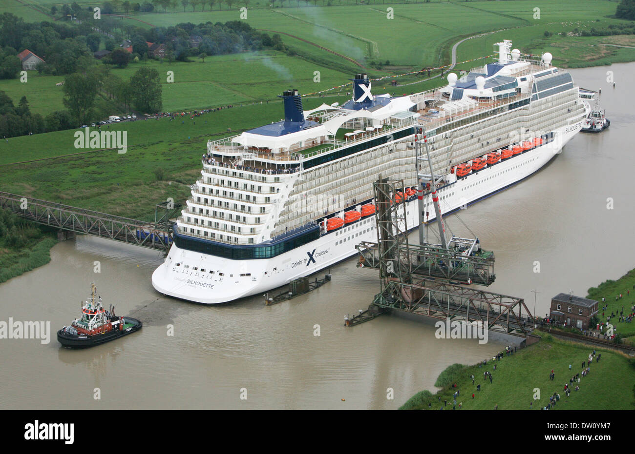 Kreuzfahrtschiff, die Celebrity Silhouette verlässt die Werft in Papenburg, wo sie entstand und nach hinten zum Meer geschwommen ist. Stockfoto