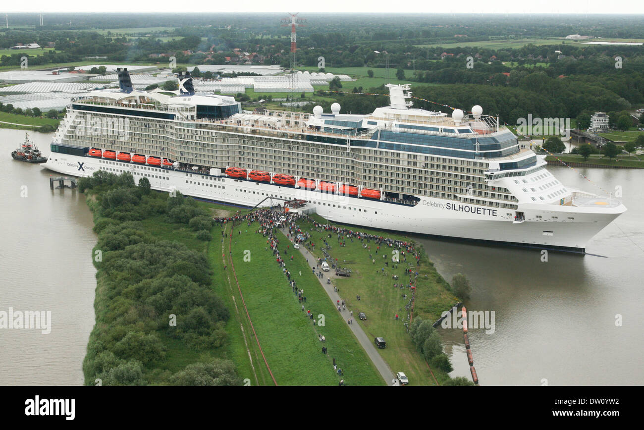 Kreuzfahrtschiff, die Celebrity Silhouette verlässt die Werft in Papenburg, wo sie entstand und nach hinten zum Meer geschwommen ist. Stockfoto