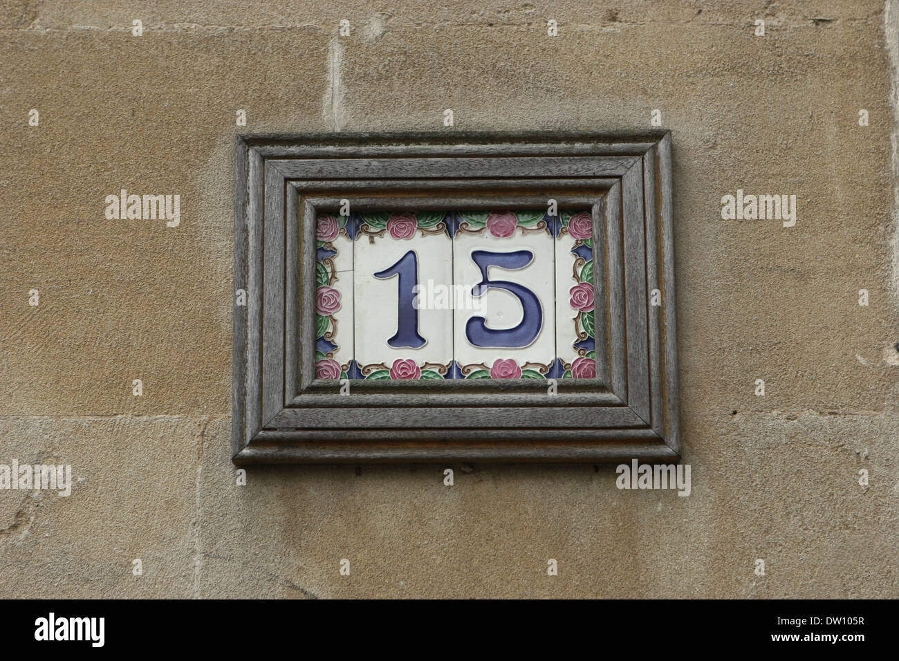 Nummer 15 Hausnummer an einer Steinmauer in Bath, Somerset, Vereinigtes Königreich. Stockfoto
