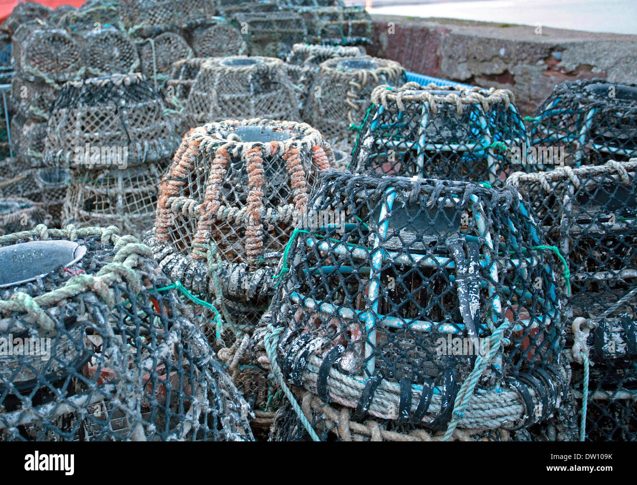 Stapel von Krabben Töpfe Hummer Töpfe auf Hafenmauer. Paignton Hafen Devon Uk in Farbe Stockfoto