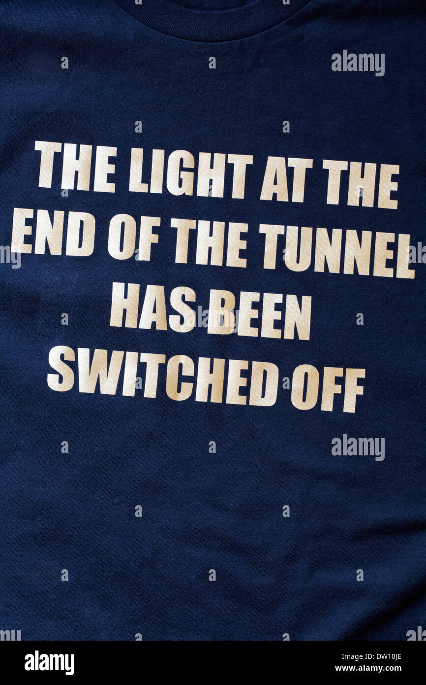 Das Licht am Ende des Tunnels vertauscht-details auf der Vorderseite des schwarzes T-shirt Stockfoto