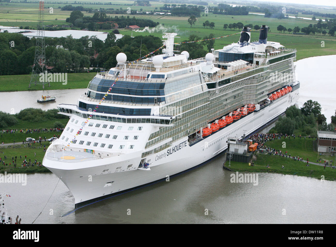 Kreuzfahrtschiff, die Celebrity Silhouette verlässt die Werft in Papenburg, wo sie entstand und nach hinten zum Meer geschwommen ist. Stockfoto