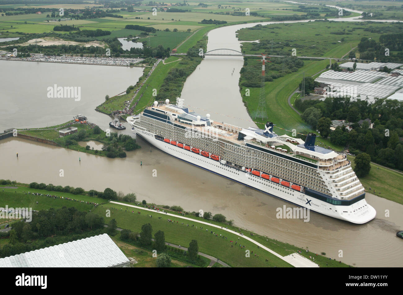 Kreuzfahrtschiff, die Celebrity Silhouette verlässt die Werft in Papenburg, wo sie entstand und nach hinten zum Meer geschwommen ist. Stockfoto