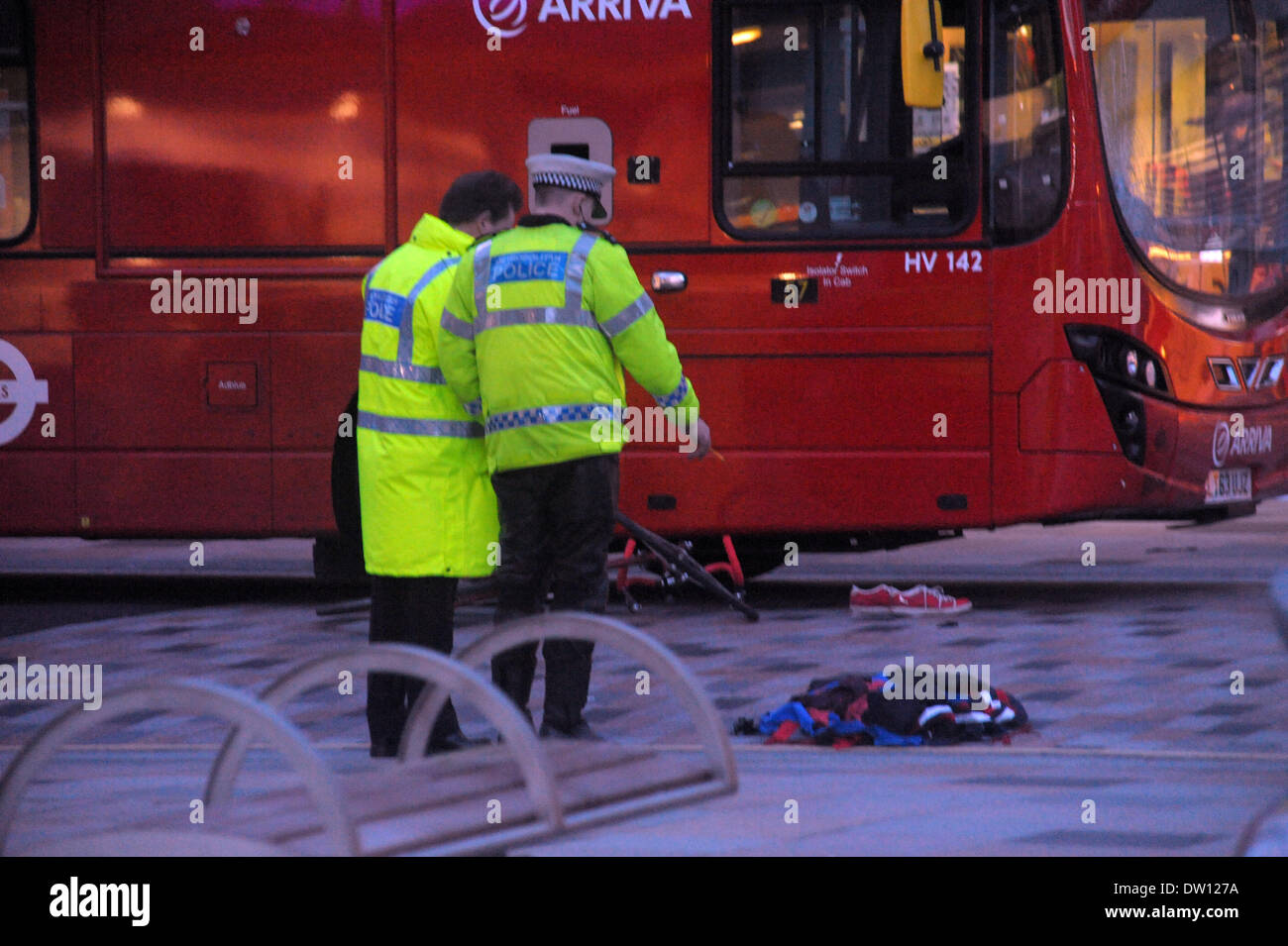 Clapham Junction, London, UK. 25. Februar 2014. Radfahrer ins Krankenhaus in lebensbedrohlichen Zustand nach Kollision mit Bus am Londoner Clapham Junction 25.02.2014 Credit: JOHNNY ARMSTEAD/Alamy Live News Stockfoto