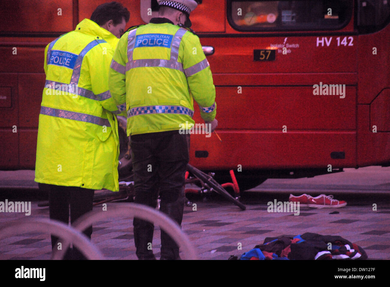 Clapham Junction, London, UK. 25. Februar 2014. Radfahrer ins Krankenhaus in lebensbedrohlichen Zustand nach Kollision mit Bus am Londoner Clapham Junction 25.02.2014 Credit: JOHNNY ARMSTEAD/Alamy Live News Stockfoto