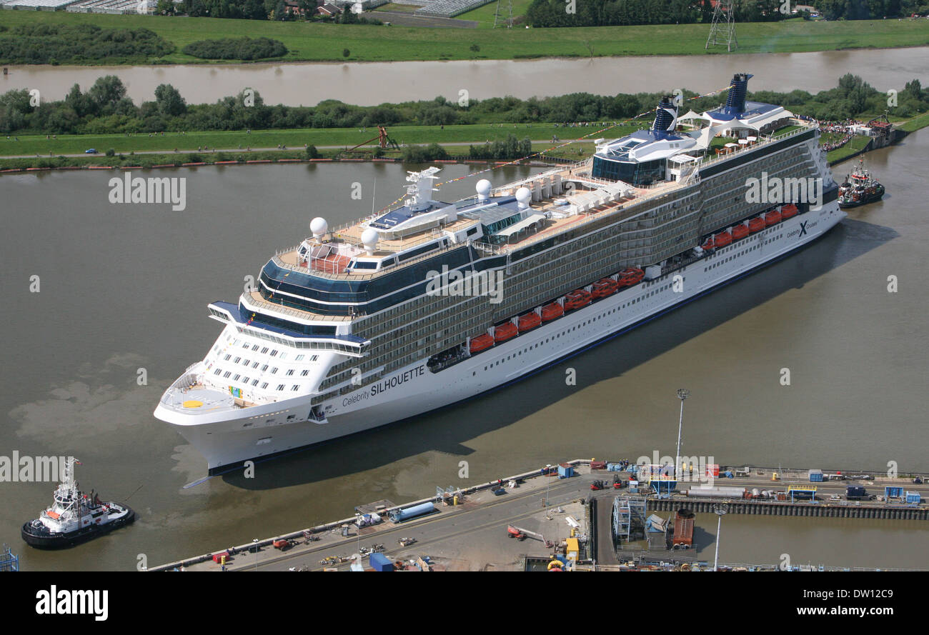 Kreuzfahrtschiff, die Celebrity Silhouette verlässt die Werft in Papenburg, wo sie entstand und nach hinten zum Meer geschwommen ist. Stockfoto