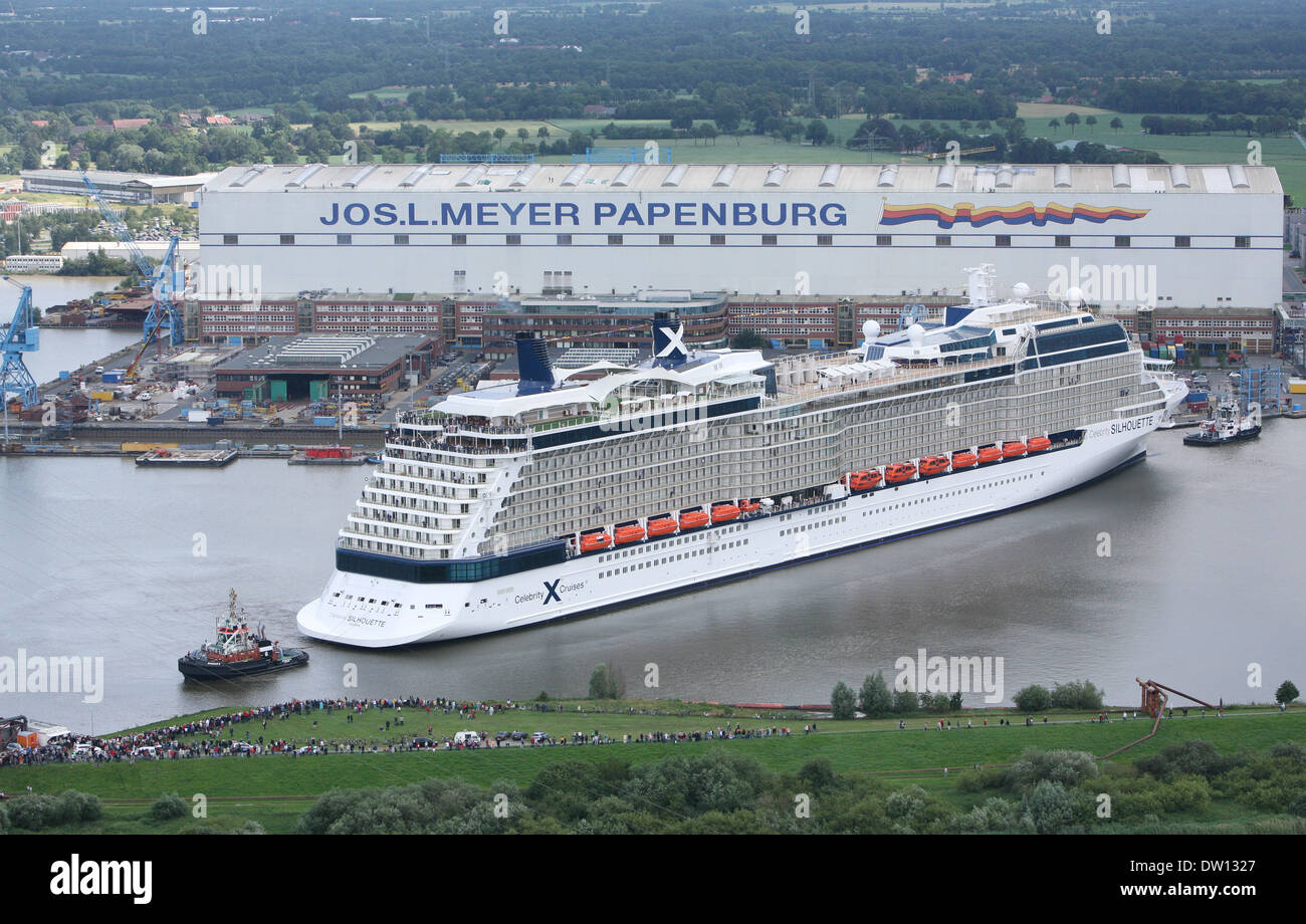 Kreuzfahrtschiff, die Celebrity Silhouette verlässt die Werft in Papenburg, wo sie entstand und nach hinten zum Meer geschwommen ist. Stockfoto
