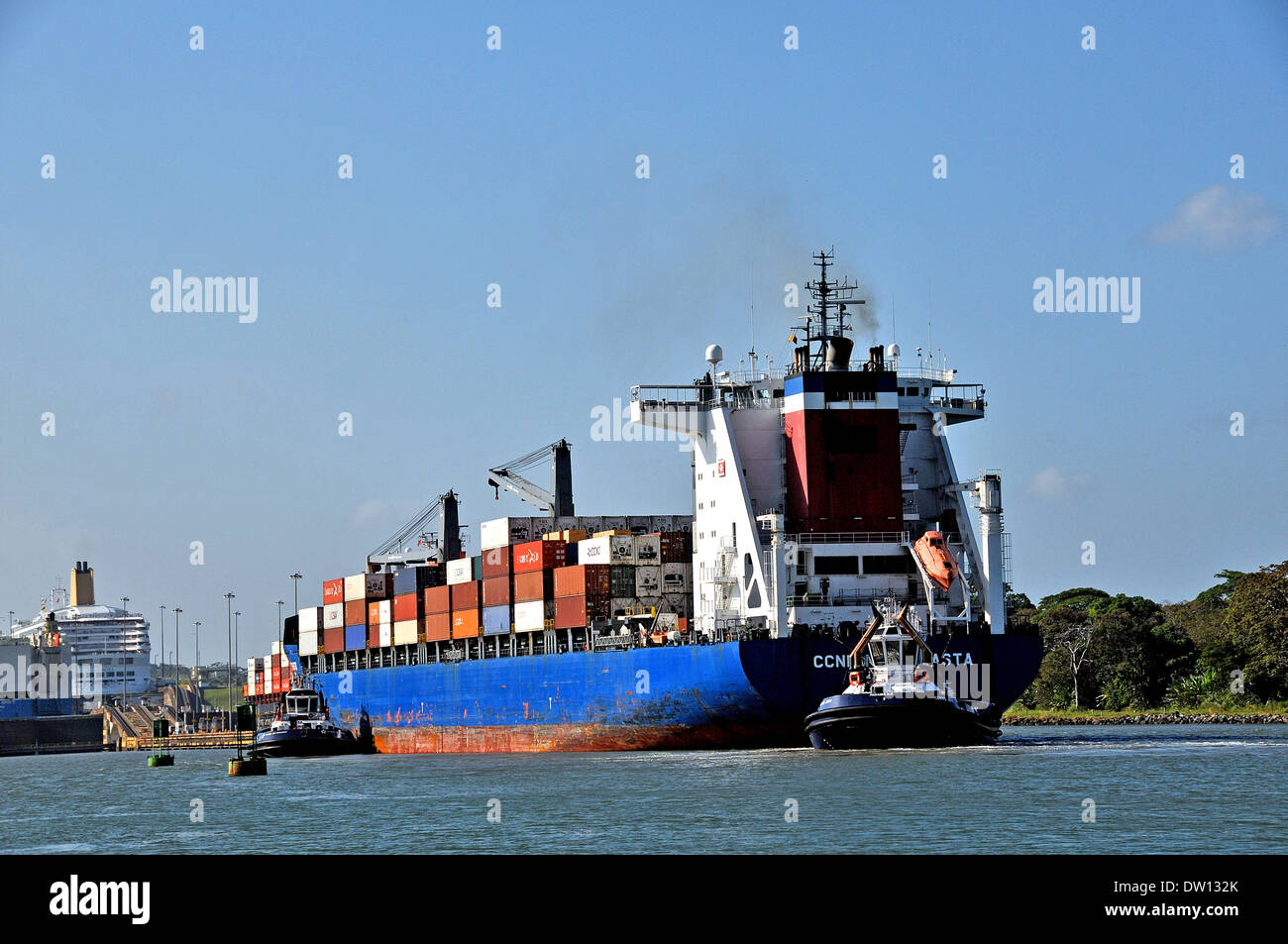 CCNI ANTOFAGASTA Containerschiff warten darauf, geben im Gatun Schleusen des Panama-Kanals Colon Panama Stockfoto