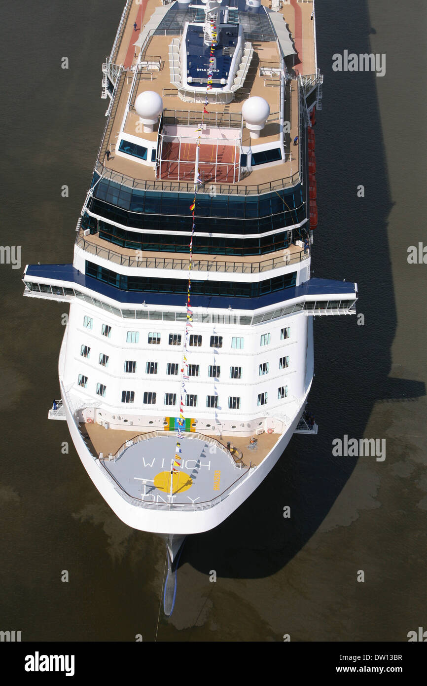 Kreuzfahrtschiff, die Celebrity Silhouette verlässt die Werft in Papenburg, wo sie entstand und nach hinten zum Meer geschwommen ist. Stockfoto