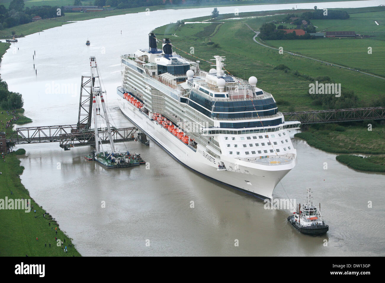 Kreuzfahrtschiff, die Celebrity Silhouette verlässt die Werft in Papenburg, wo sie entstand und nach hinten zum Meer geschwommen ist. Stockfoto