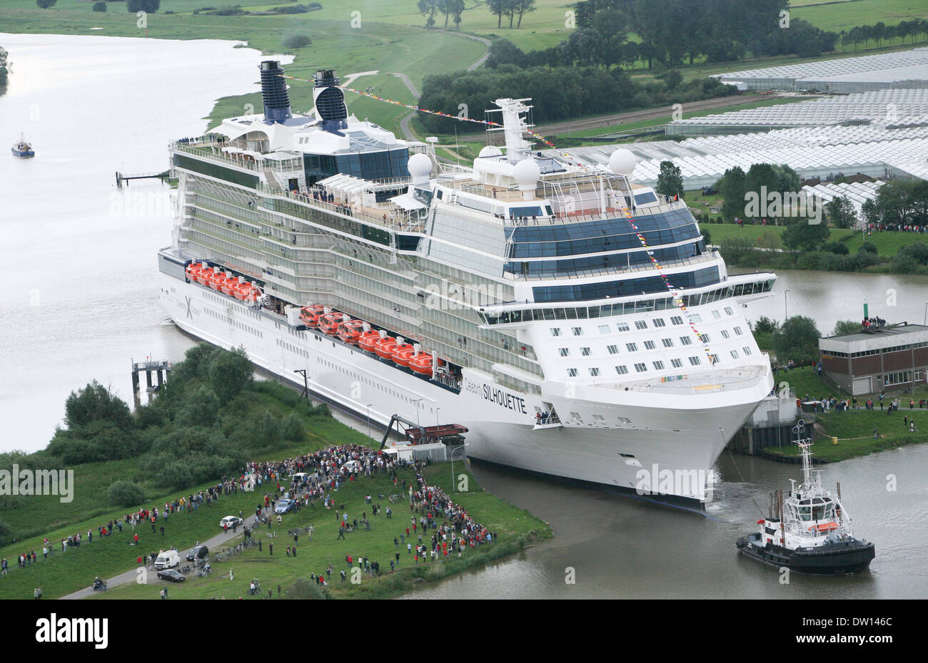 Kreuzfahrtschiff, die Celebrity Silhouette verlässt die Werft in Papenburg, wo sie entstand und nach hinten zum Meer geschwommen ist. Stockfoto