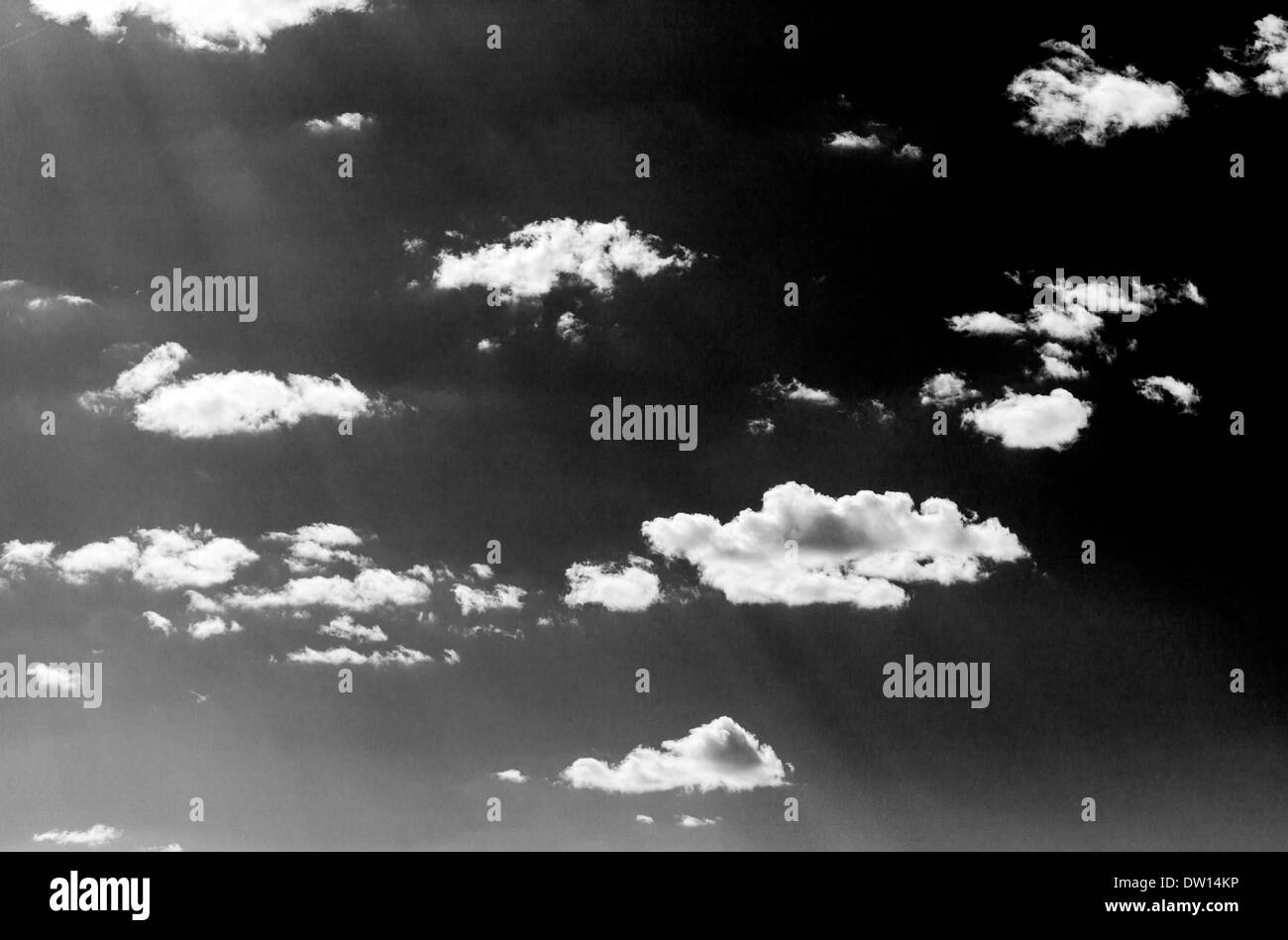 Schwarzen & weißen Blick auf weiße Wolkenfetzen gegen Colorado wolkenlos Stockfoto