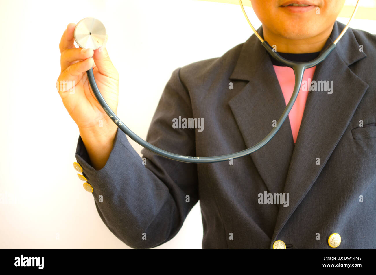 Arzt beugte sich über einen Patienten mit seinem Stethoskop in der hand Stockfoto