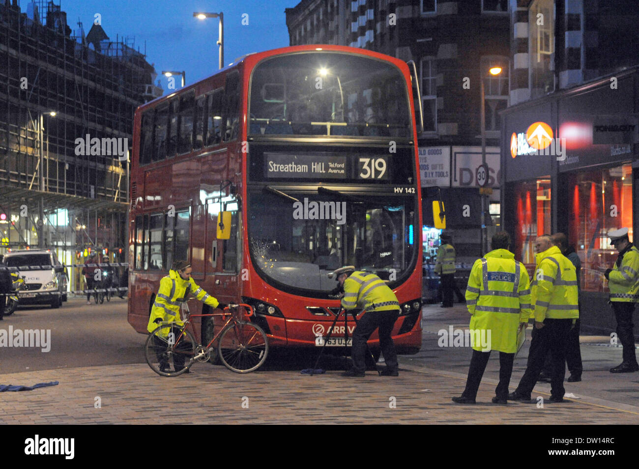 Clapham Junction, London, UK. 25. Februar 2014. Radfahrer ins Krankenhaus in lebensbedrohlichen Zustand nach Kollision mit Bus am Londoner Clapham Junction 25.02.2014 Credit: JOHNNY ARMSTEAD/Alamy Live News Stockfoto