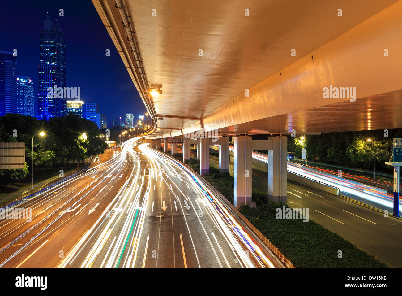 Nacht-Viadukt mit Lichtspuren Stockfoto
