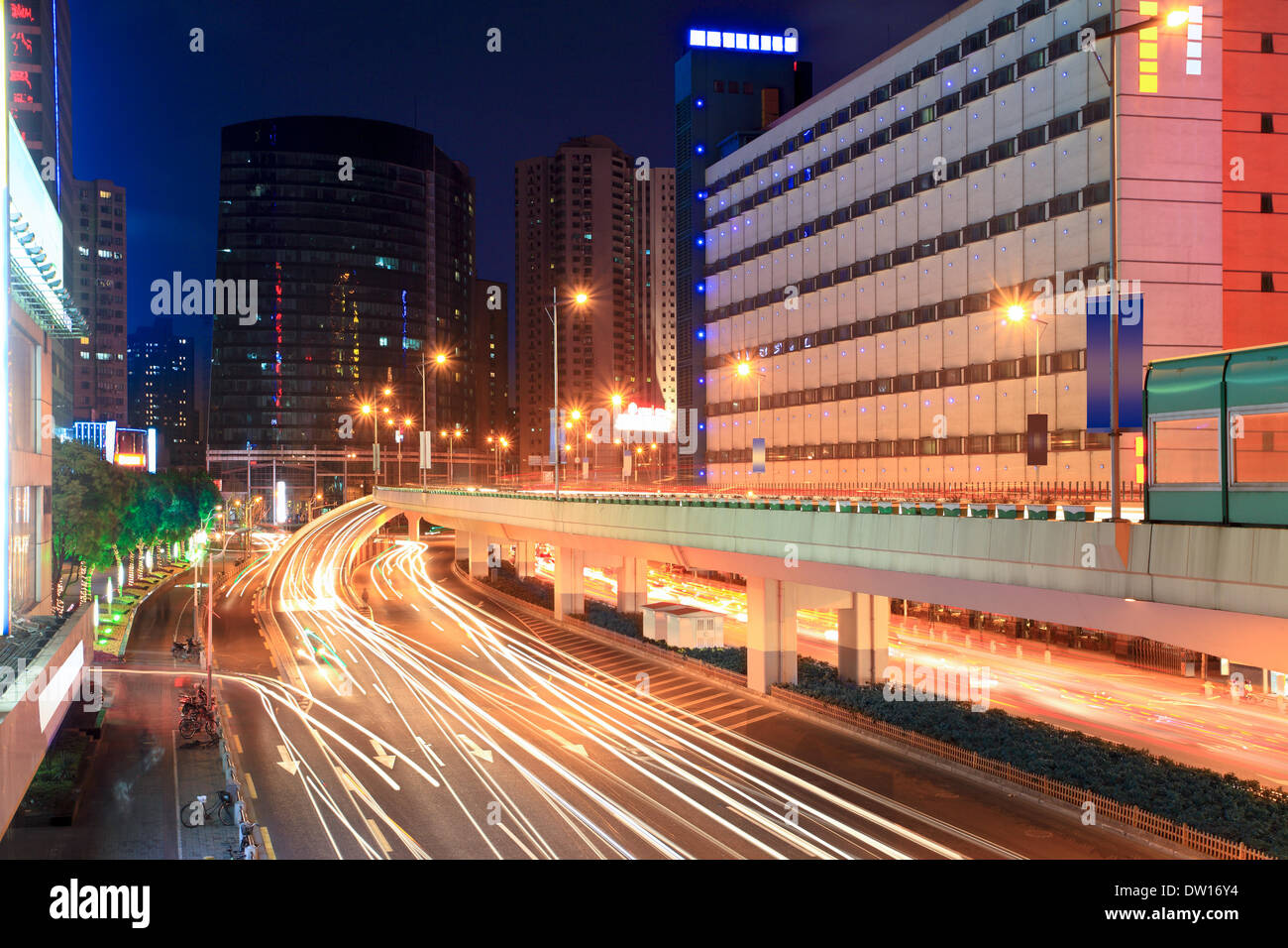 Nacht-Stadt-Autobahn-Verkehr Stockfoto