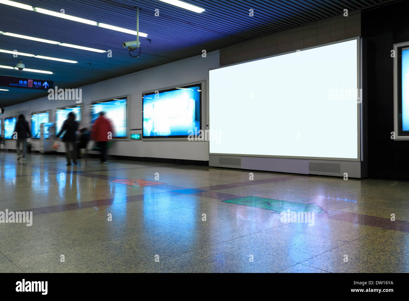 Werbung Bildschirm in u-Bahnstation Stockfoto
