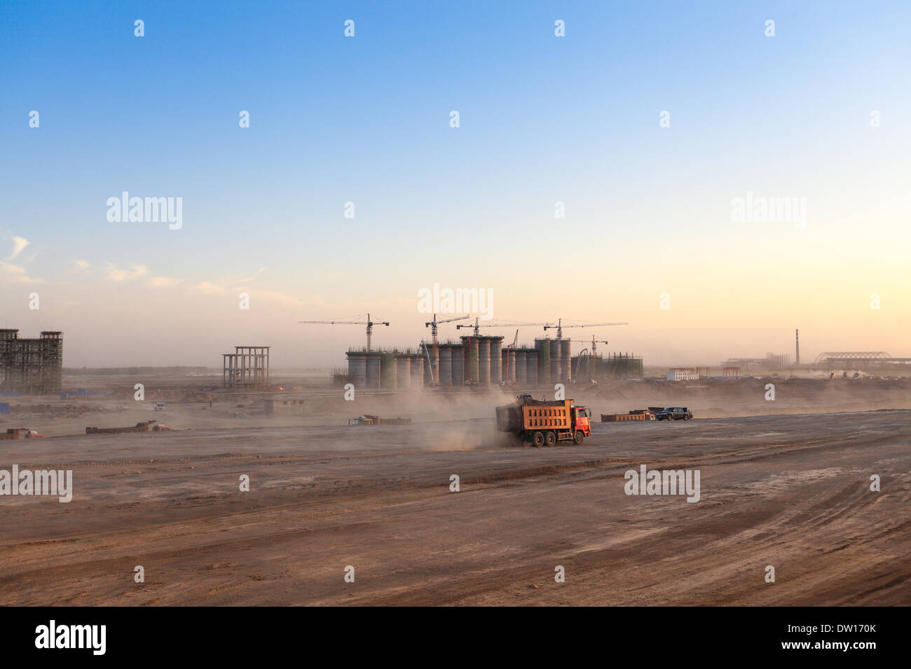 geschäftigen Baustelle in der Abenddämmerung Stockfoto