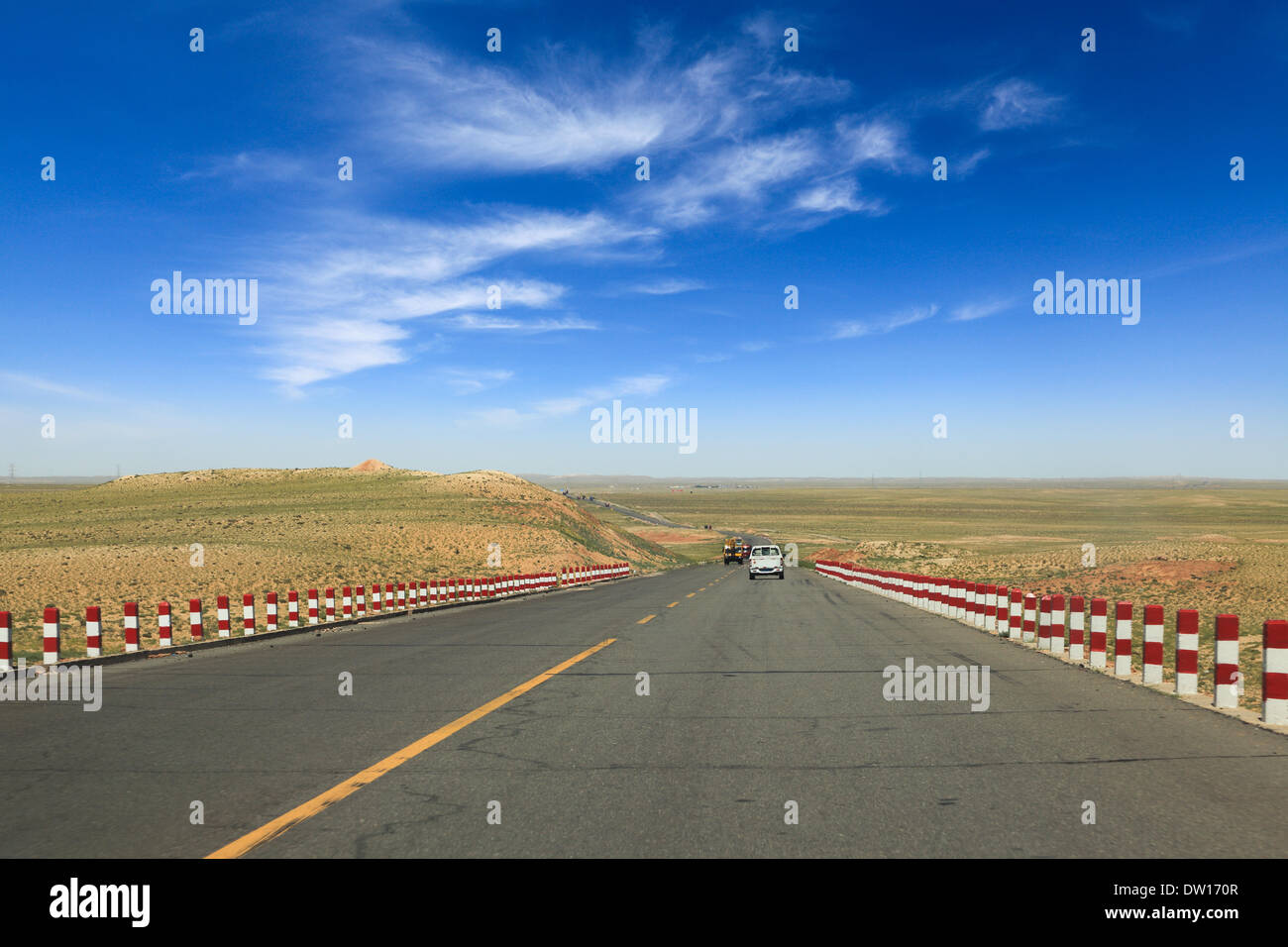 Wüstenstraße zum Horizont Stockfoto