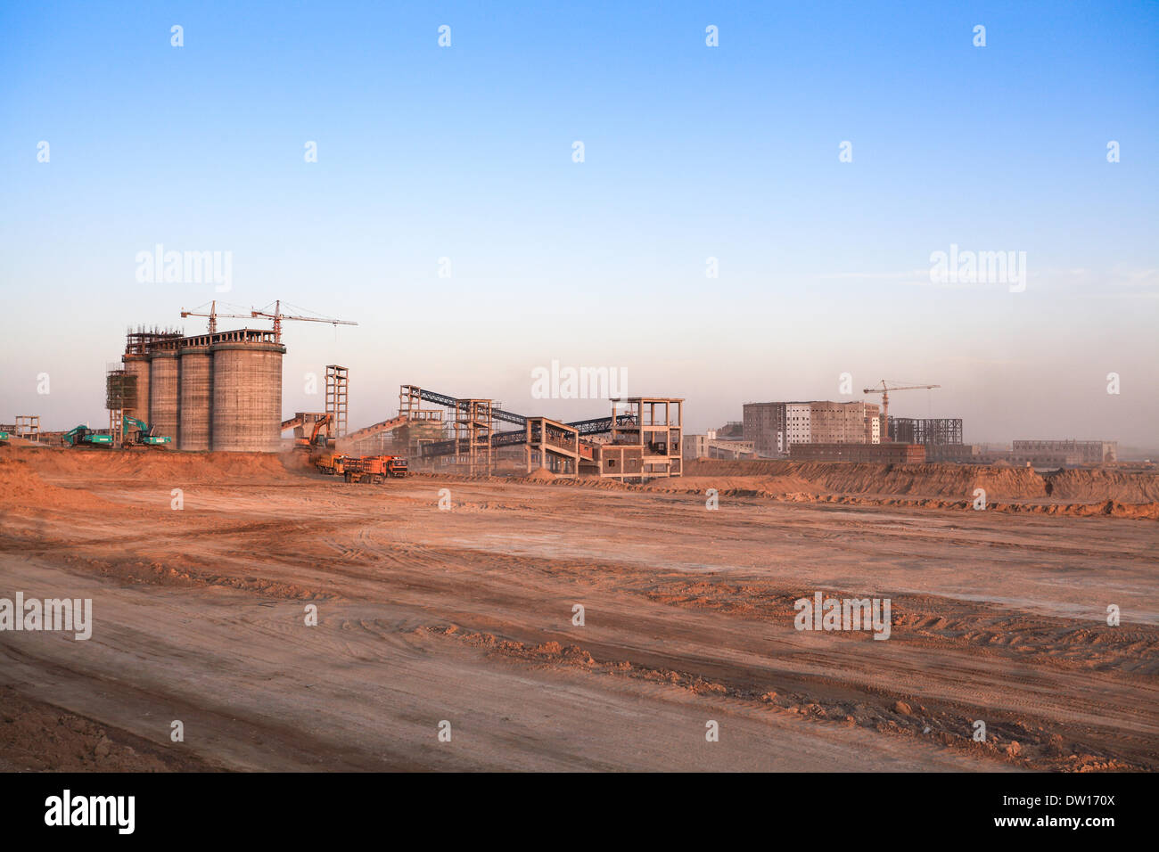 Baustelle in der Abenddämmerung Stockfoto