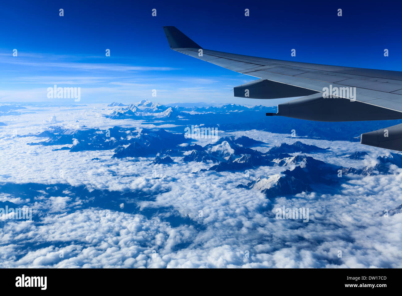 Flugzeugflügel auf den Himalaya Stockfoto