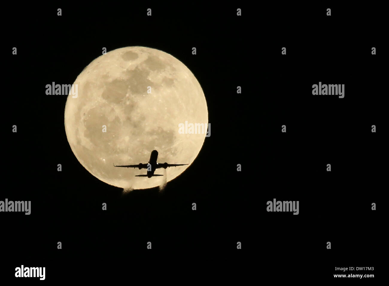 Kommerziellen Jet Flugzeug passieren vor einem Vollmond-Real nicht digital verändert Stockfoto