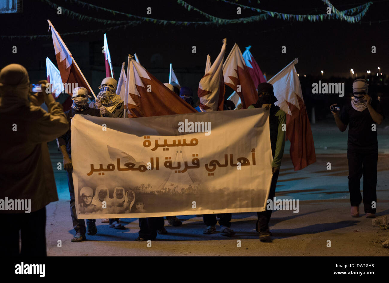 Maameer, Vereinigte Arabische Emirate. 25. Februar 2014. Bahrainer maskierte Demonstranten, die Teilnahme an den Marsch der bürgerlichen startete am Abend Dienstag, 25. Februar 2014 im Süden der Hauptstadt Manama Ma'ameer Dorf - wo Dutzende an der Marsch endete in Auseinandersetzungen mit der Polizei (Foto von Ayman Yaqoob/Pacific Press/Alamy Live News) Stockfoto