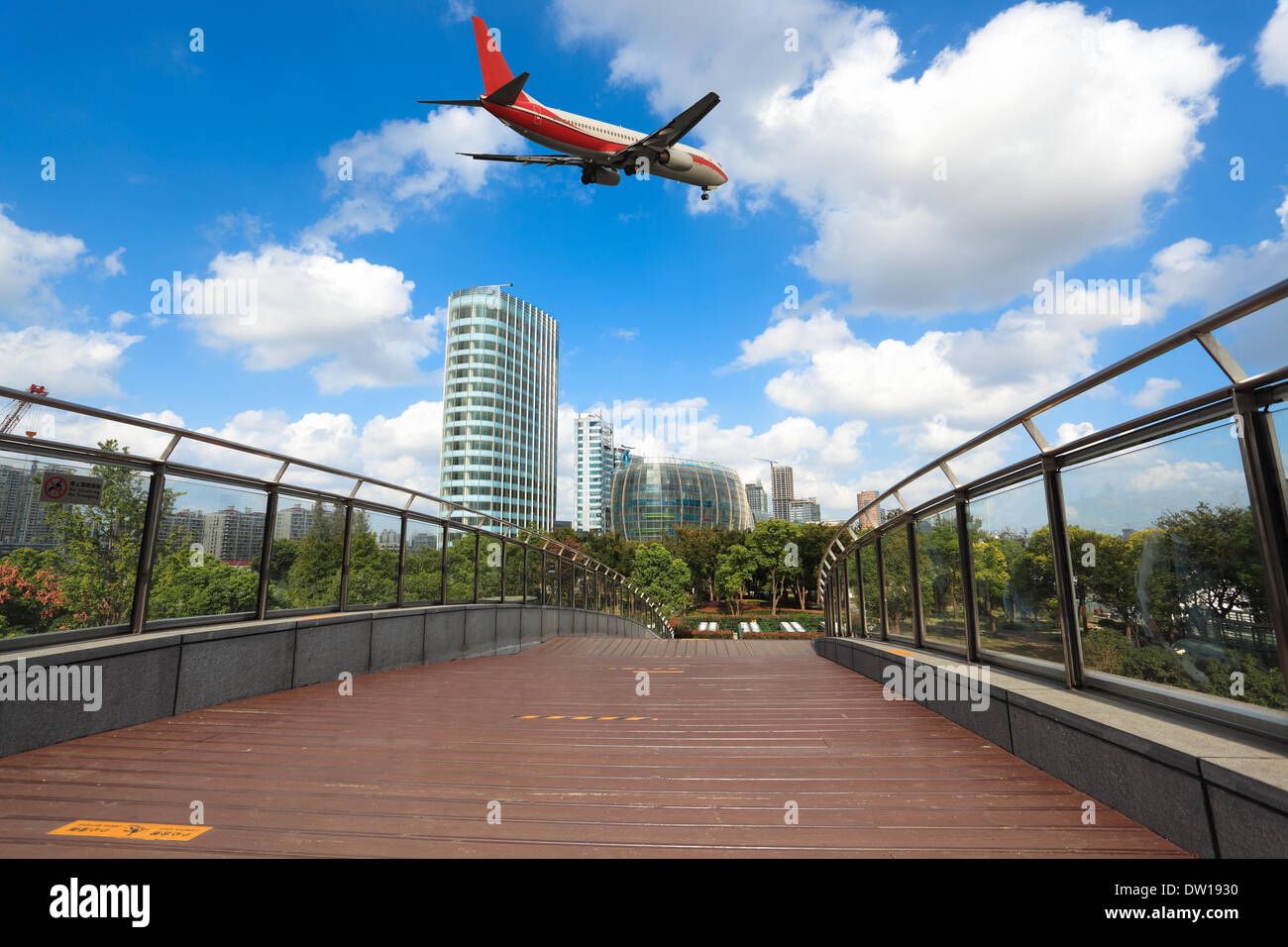 Verkehrsflugzeug und Steg Stockfoto