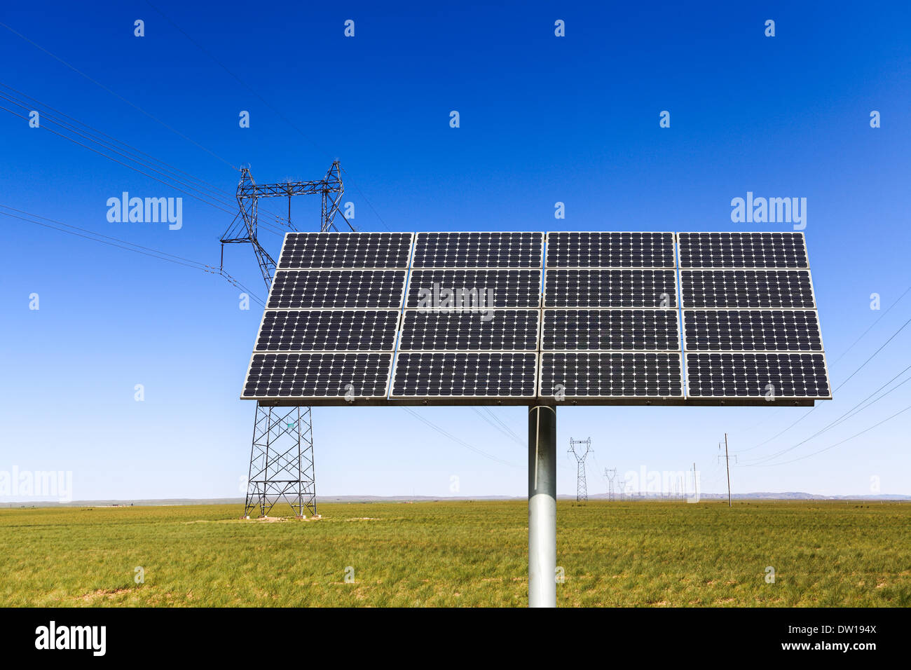 Solarenergie-Panel in der Prärie Stockfoto