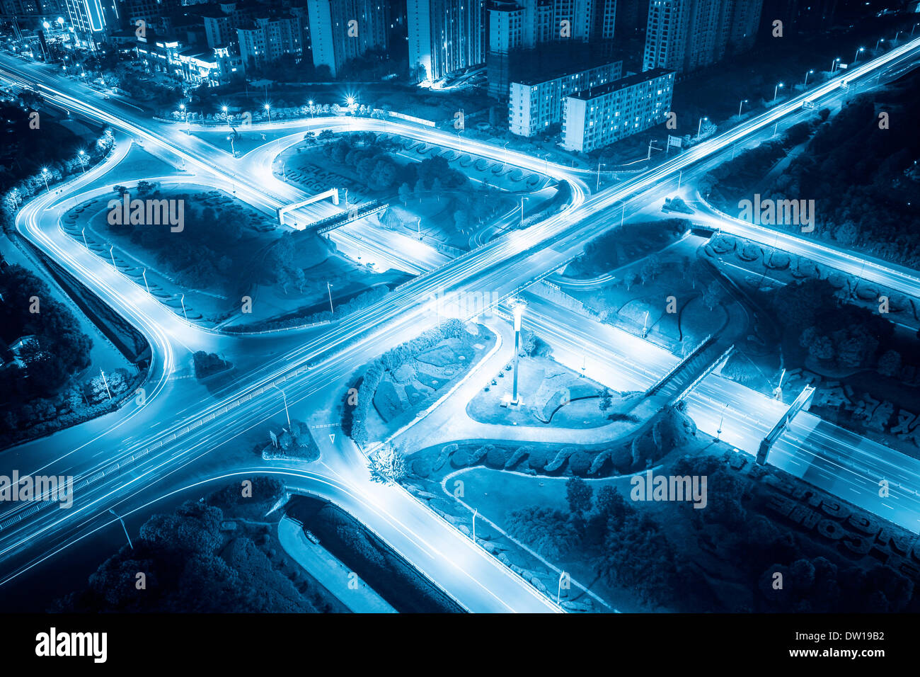 Autobahnkreuz in der Nacht Stockfoto