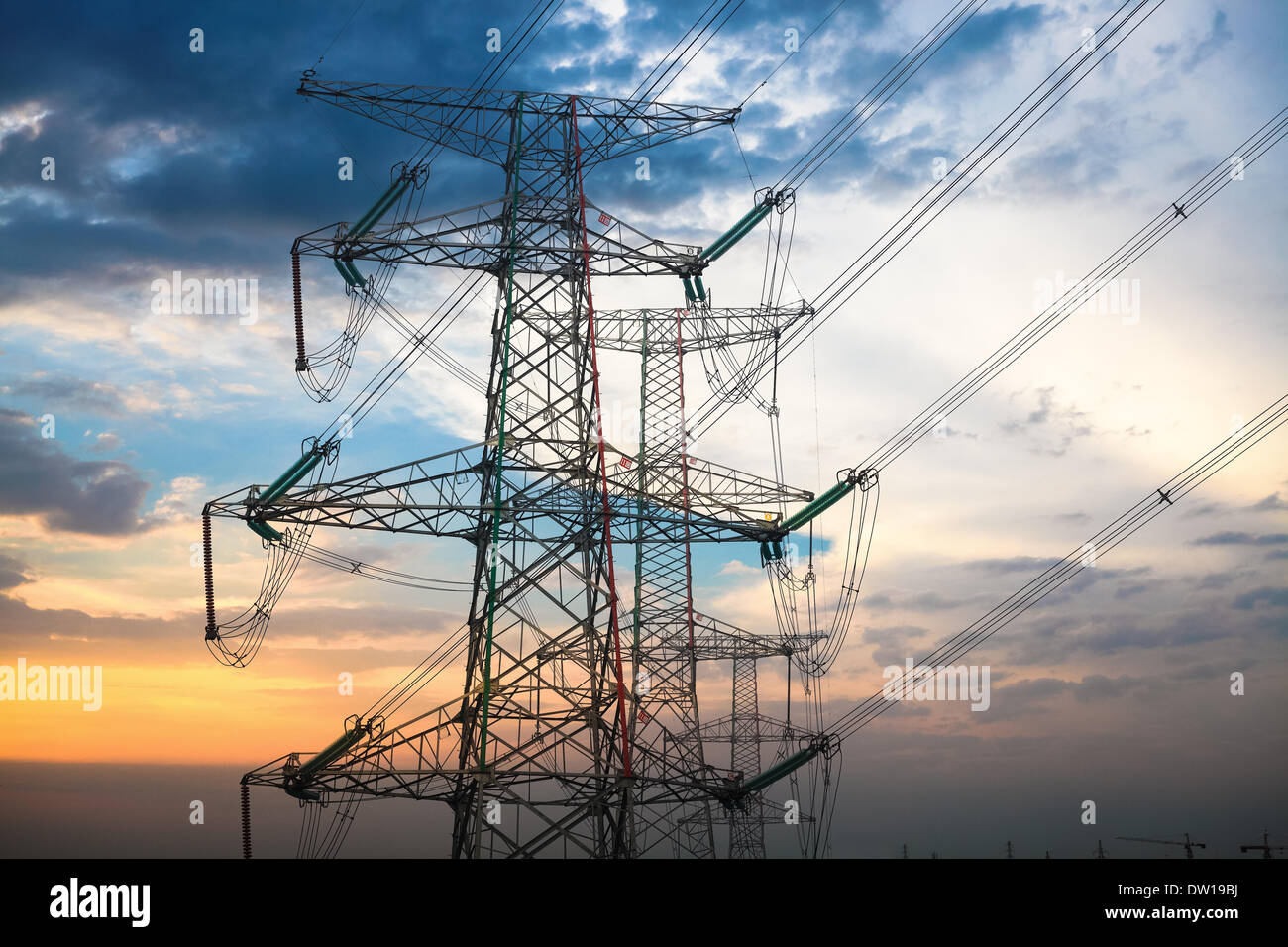 Hochspannung Getriebe Pylon in der Abenddämmerung Stockfoto