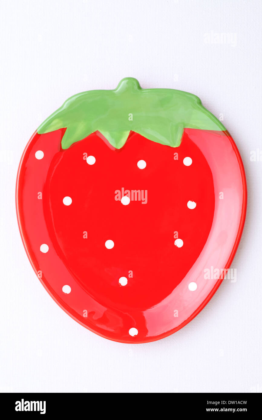 Erdbeere-Form Platte auf weißem Hintergrund Stockfoto