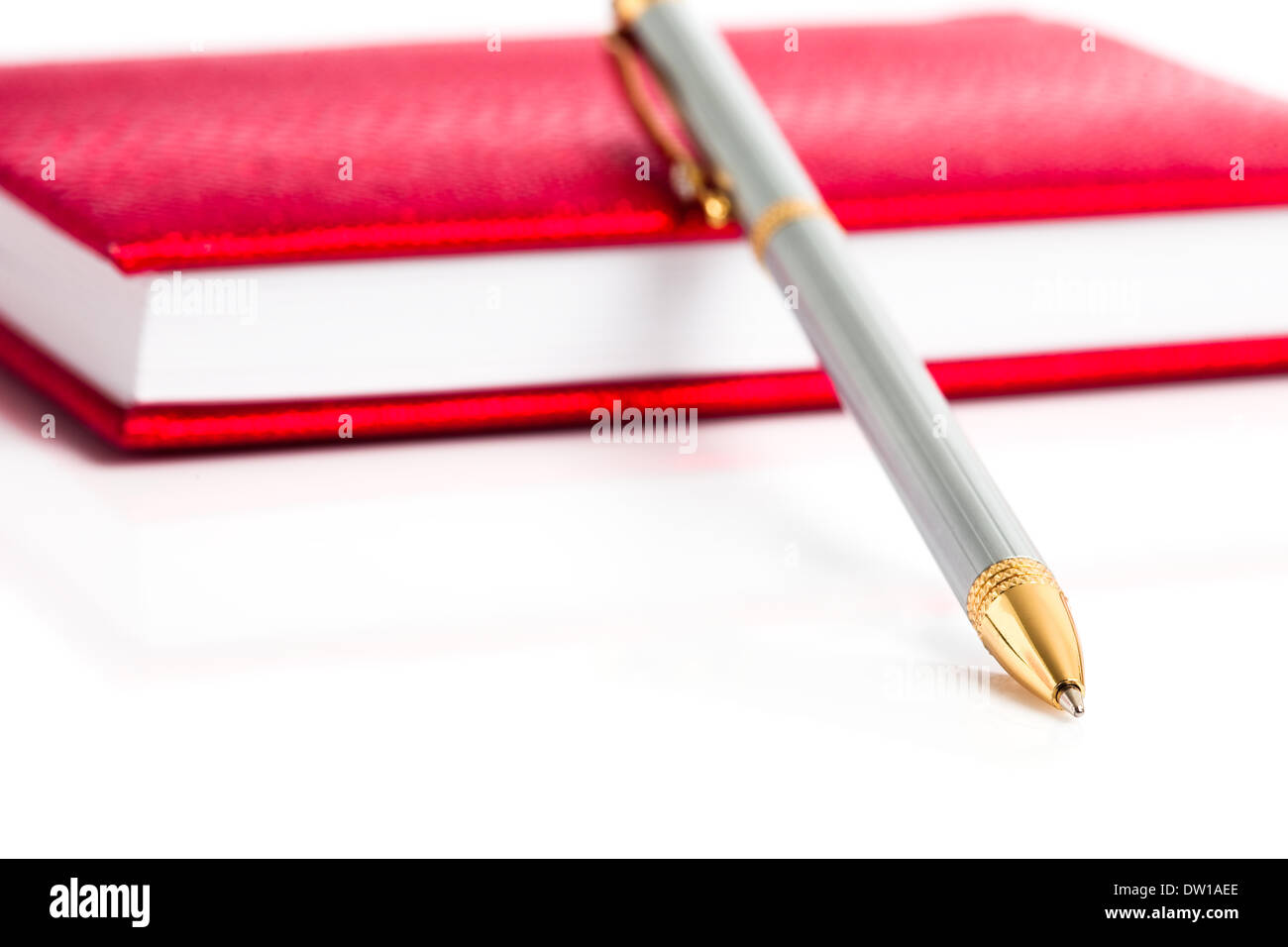 rote Notizbuch mit Silberstift Stockfoto
