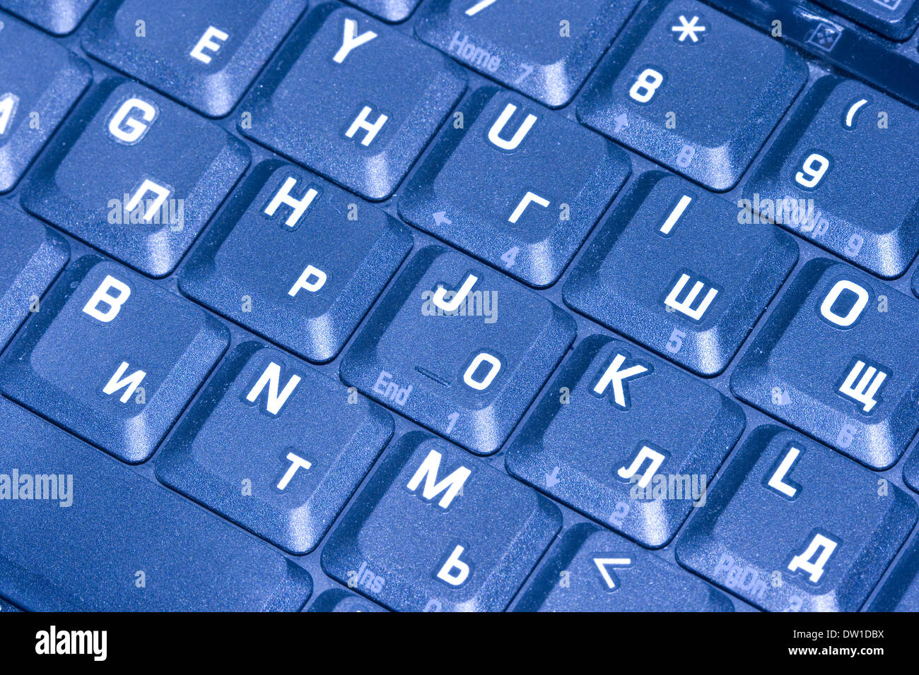 Nahaufnahme der Computertastatur in blau Stockfoto