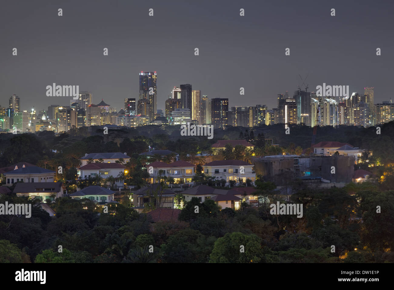 Singapur Privathäuser mit zentralem Geschäftsviertel CBD Skyline im Hintergrund in der Nacht Stockfoto
