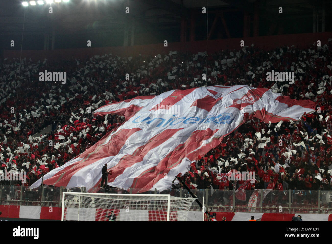 Athen, Griechenland. 25. Februar 2014. Olympiakos-Fans vor den UEFA Champions League letzten 16, erste Bein Fußballspiel zwischen Olympiakos und Manchester United im Karaiskaki-Stadion in Piräus am Februar 25,2014 Credit: Yiannis Kourtoglou/Alamy Live News Stockfoto