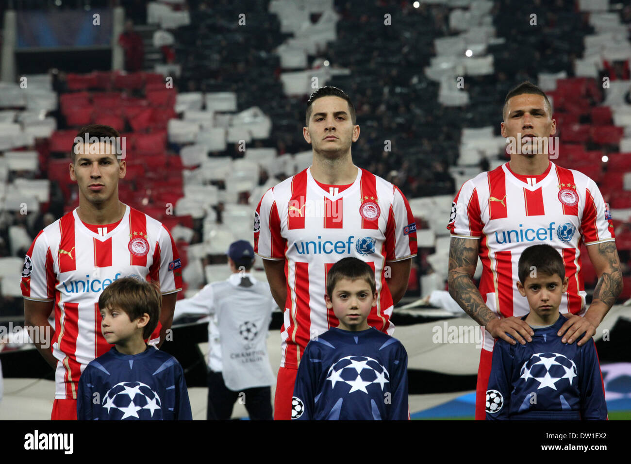 Athen, Griechenland. 25. Februar 2014. Olympiakos Piräus-Spieler vor der UEFA Champions League letzten 16, erste Bein Fußballspiel zwischen Olympiakos und Manchester United im Karaiskaki-Stadion in Piräus am Februar 25,2014 Credit: Yiannis Kourtoglou/Alamy Live News Stockfoto