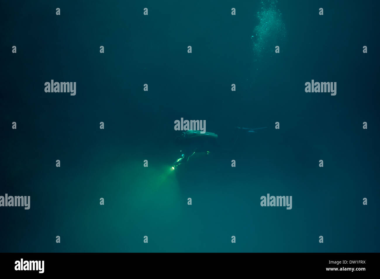 Taucher schwimmen durch die Unterwasser Cenote Grube Höhle, Halbinsel Yucatan, Mexiko Stockfoto