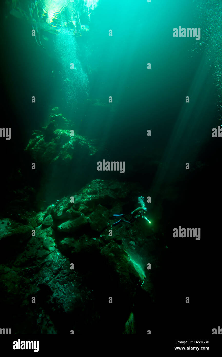 Taucher schwimmen durch die Unterwasser Cenote Grube Höhle, Halbinsel Yucatan, Mexiko Stockfoto