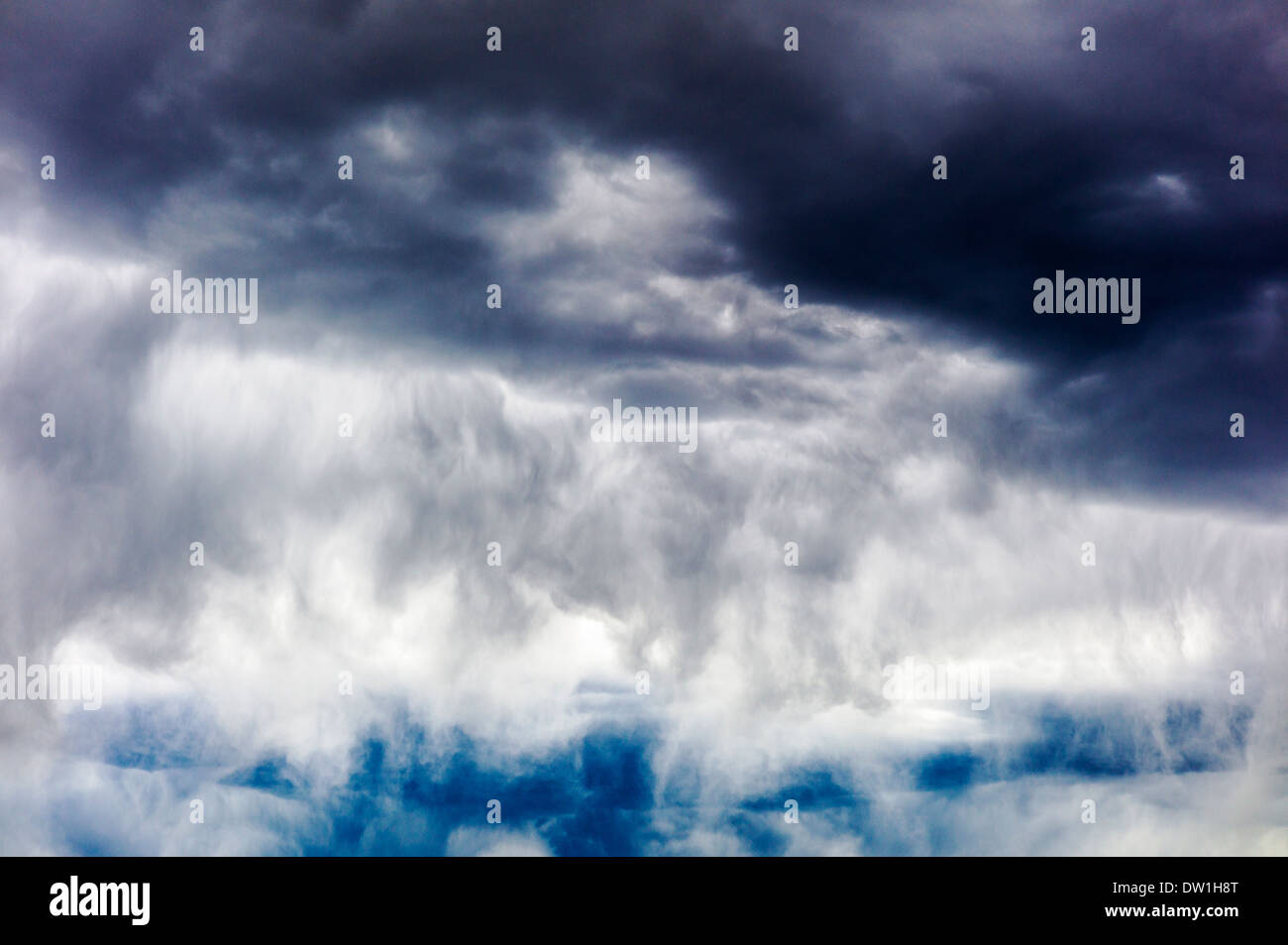 Gewitterwolken über der kleinen Bergstadt Salida, Colorado, USA Stockfoto