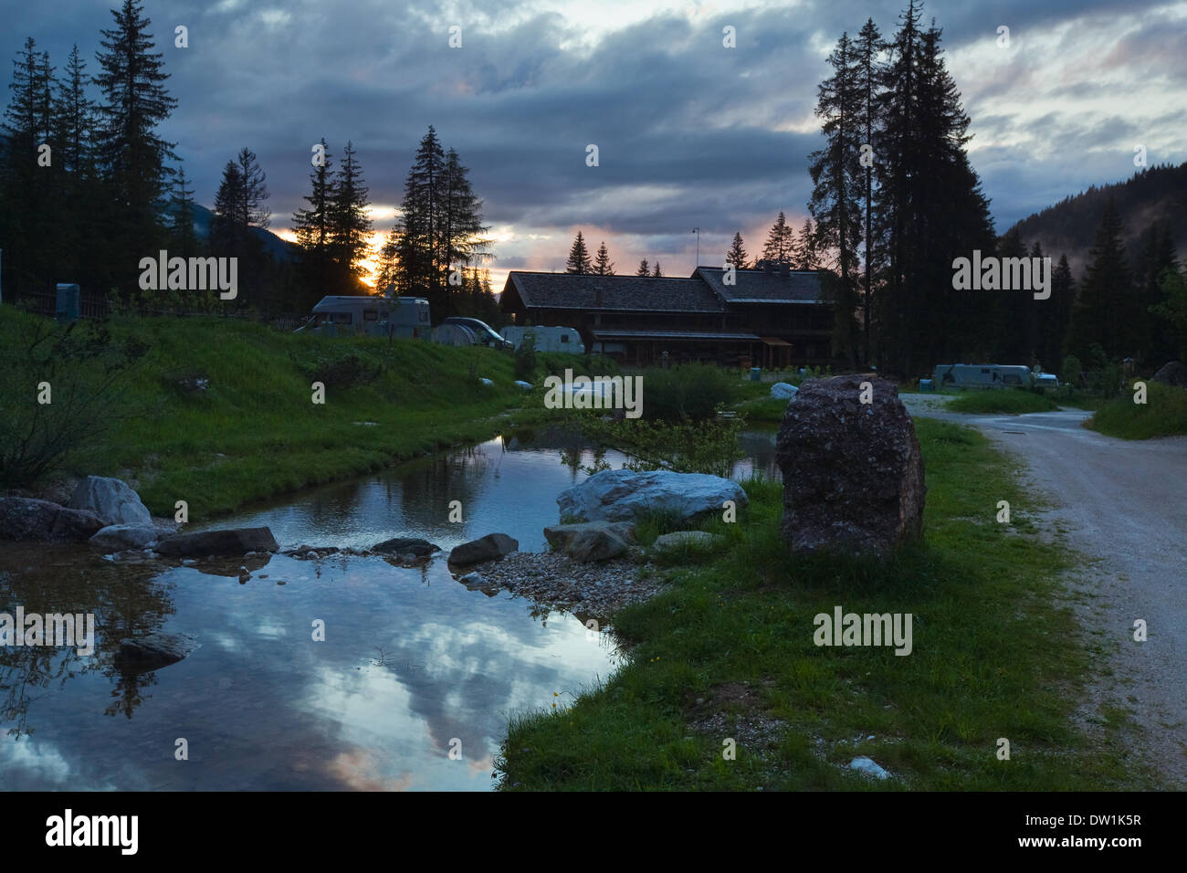 Campingplatz in den italienischen Dolomiten. Stockfoto