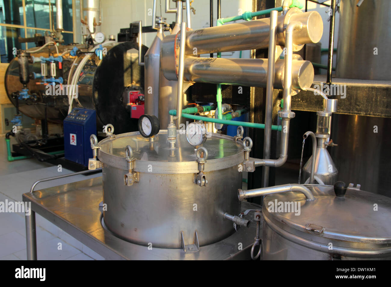 Destillation von ätherischen Ölen in der Fabrik Stockfoto