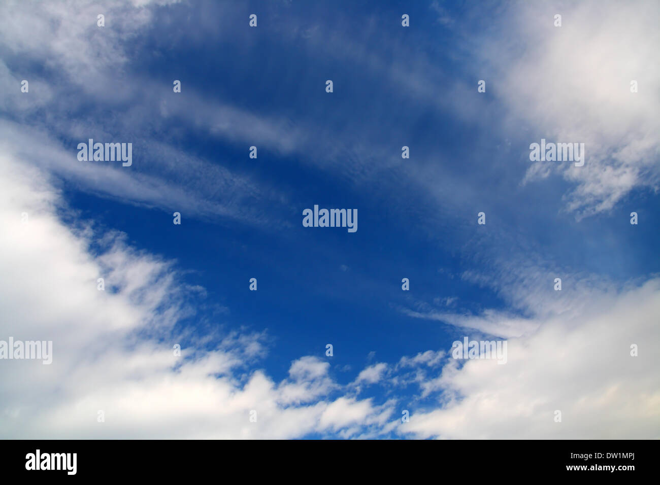 tiefblauer Himmel mit Wolken Stockfoto