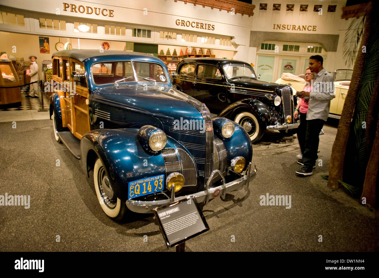 besucher-bewundern-klassische-1939-pontiac-kombi-auf-dem-display-an-das