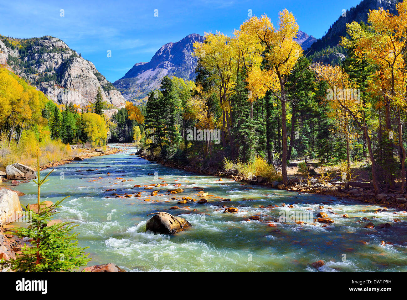 Gebirgsfluss und bunten Bergen von Colorado Laub Saison Stockfoto