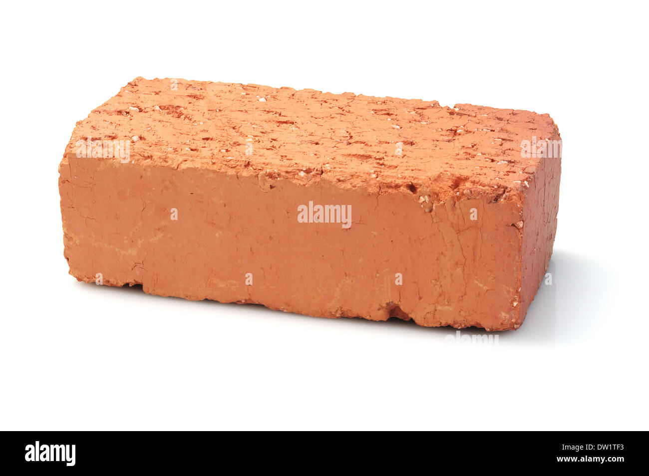 Roter Lehm Ziegel auf weißem Hintergrund Stockfoto