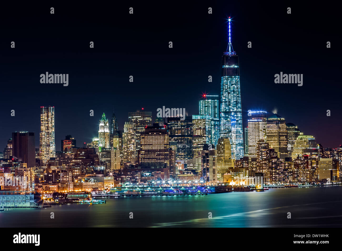 Lower Manhattan bei Nacht gesehen von Weehawken, New Jersey Stockfoto
